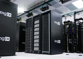 What is a data warehouse – Its definition and features